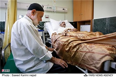 محمد نوروزی عکاس خبری روزنامه کیهان (عکاس جنگ و دفاع مقدس) در بیمارستان خاتم الانبیاء تهران 