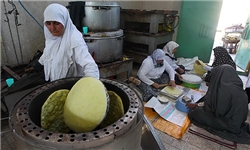 پخت ۲۰ هزار نان صلواتی در مشهد