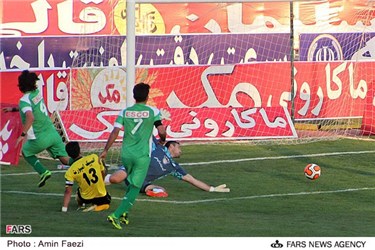 دیدار تیمهای فوتبال فجر سپاسی شیراز و ذوب آهن اصفهان