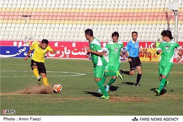 دیدار تیمهای فوتبال فجر سپاسی شیراز و ذوب آهن اصفهان