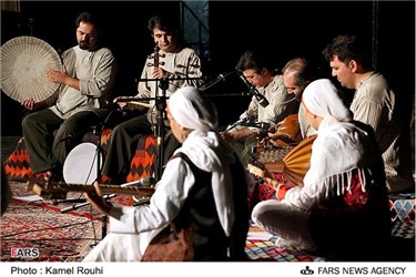 علی رضا حاجی طالب خواننده و محمد باقر زینالی نوازنده کمانچه