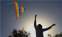 جشنواره بادبادک‌های رنگی در ساحل طولا قشم برگزار شد