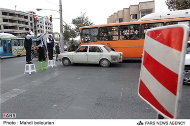 اجرای نمایش خیابانی با موضوعات شهروندی در تقاطع خیابان های مشهد
