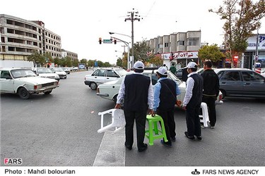 اجرای نمایش خیابانی با موضوعات شهروندی در تقاطع خیابان های مشهد