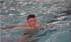 آموزش شنا به دانش‌آموزان پایه سوم تا ششم ابتدایی در تربت جام