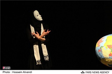 نمایش زیر گنبد کبود در جشنواره تئاتر کودک همدان