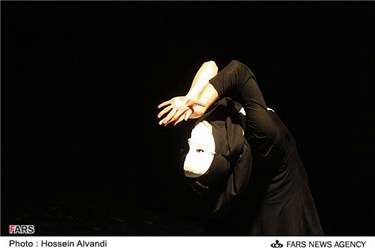 نمایش زیر گنبد کبود در جشنواره تئاتر کودک همدان
