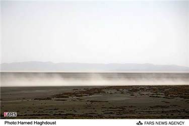 تند باد نمک در دریاچه ارومیه