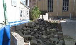دیوار حوزه هنری اصفهان توسط نیروی انتظامی در حال تخریب است
