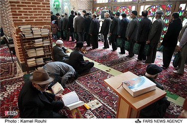 صف دیدار مردم اردبیل در مسجد علی اکبر (ع) با سادات علوی