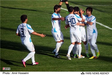 خوشحالی بازیکنان تیم فوتبال ملوان بندر انزلی پس از گلزنی در مقابل سپاهان