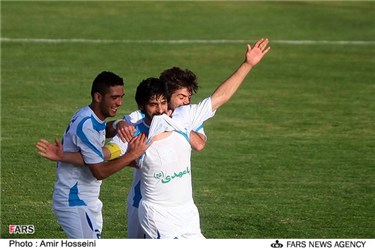خوشحالی بازیکنان تیم فوتبال ملوان بندر انزلی پس از گلزنی در مقابل سپاهان