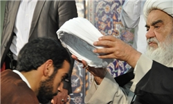 220 نفر از طلاب حوزۀ علمیه اصفهان به دست آیت‌الله مظاهری معمم شدند