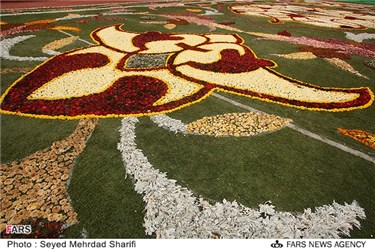 بزرگترین فرش سر گل خاورمیانه در محلات 