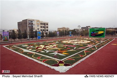 بزرگترین فرش سر گل خاورمیانه در محلات 