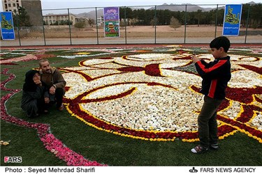 عکس یادگاری از بزرگترین فرش سر گل خاورمیانه در محلات 