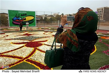 عکس یادگاری از بزرگترین فرش سر گل خاورمیانه در محلات 