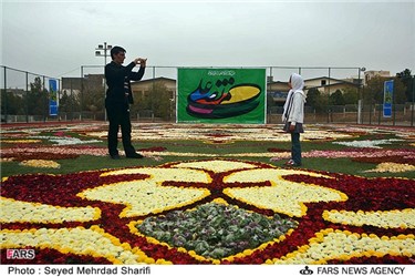 عکس یادگاری از بزرگترین فرش سر گل خاورمیانه در محلات