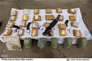 اسلحه و مواد مخدر کشف شده از قاچاقچیان در سجزی اصفهان