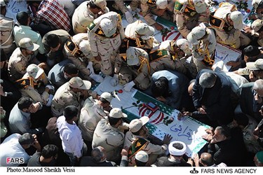 حضور پرسنل نیروی انتظامی در مراسم تشییع شهدای سراوان در زاهدان