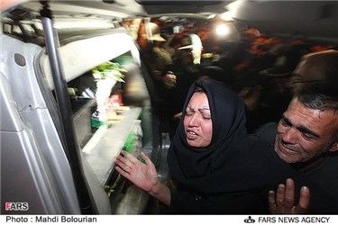 حضور خانواده های شهدای سراوان در فرودگاه بین المللی شهید هاشمی نژاد مشهد