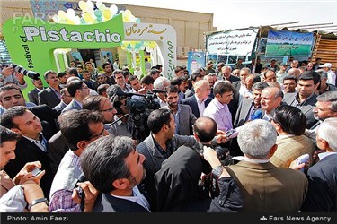 حضور استاندار فارس در جمع خبرنگاران در جشنواره پسته سروستان