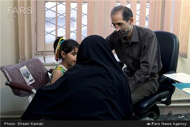 معاینه کودکان بیمار بی بضاعت در موسسه خیریه زنجیره امید کرمان