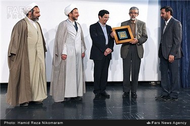 تقدیر از برگزیدگان توسط غلامعلی حداد عادل در مراسم رونمایی از مجموعه پنجاه جلدی سرداران ایران در اصفهان