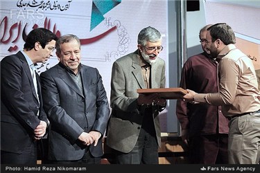 تقدیر از برگزیدگان توسط غلامعلی حداد عادل در مراسم رونمایی از مجموعه پنجاه جلدی سرداران ایران در اصفهان