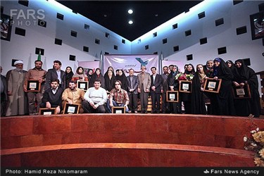 عکس یادگاری غلامعلی حداد عادل در مراسم رونمایی از مجموعه پنجاه جلدی سرداران ایران در اصفهان