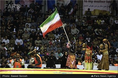 برافراشتن پرچم مقدس جمهوری اسلامی در مسابقات کشتی پهلوانی جهان