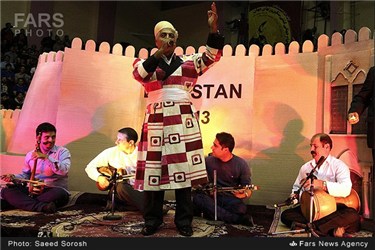 اجرای موسیقی محلی لرستان در سالن برگزاری مسابقات کشتی پهلوانی جهان ، خرم آباد
