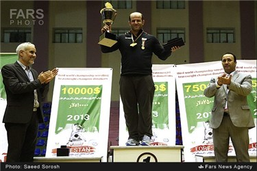 اهدا کاپ قهرمانی به کشتی گیر ایرانی 
