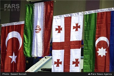 برافراشتن پرچم مقدس جمهوری اسلامی در سالن برگزاری مسابقات کشتی پهلوانی جهان ، خرم آباد