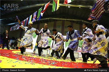 اجرای آئین سنتی و شادی محلی لرستان در فینال مسابقات کشتی پهلوانی جهان