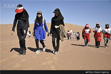 همایش کویر نوردی اعضای جمعیت هلال احمر در کویر منطقه بشرویه در خراسان جنوبی
