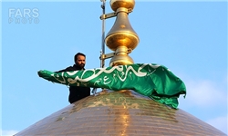 پرچم گنبد حرم کریمه اهل بیت(ع) به مرکز اسلامی کپنهاگ اهدا شد