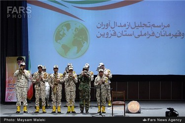 اجرای سرود ملی در مراسم تجلیل از مدال آوران و قهرمانان فراملی استان قزوین