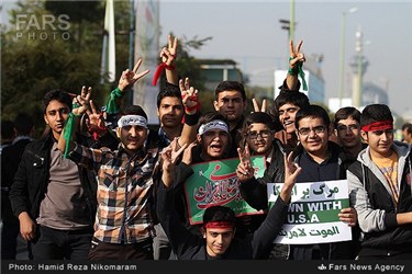 حضور دانش آموزان در راهپیمایی یوم الله 13 آبان در اصفهان