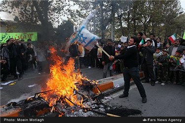 آتش زدن پرچم اسرائیل در مراسم  راهپیمایی یوم الله 13 آبان در گرگان