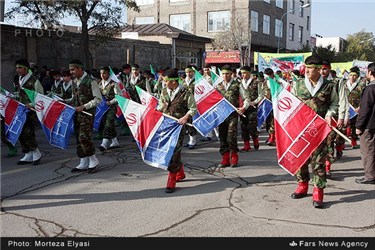 حضور دانش آموزان در راهپیمایی یوم الله 13 آبان،زنجان 