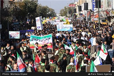 حضور دانش آموزان در راهپیمایی یوم الله 13 آبان،زنجان 