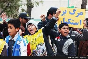 حضور دانش آموزان در راهپیمایی یوم الله 13 آبان، بجنورد 