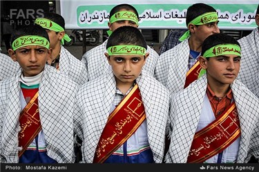 اجرای سرود دانش آموزی در راهپیمایی یوم الله 13 آبان در ساری