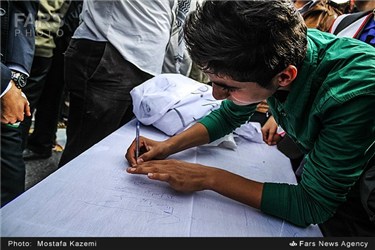 امضا کردن طومار در راهپیمایی یوم الله 13 آبان در ساری