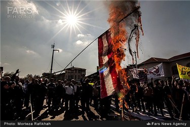 آتش زدن پرچم آمریکا در راهپیمایی یوم الله 13 آبان