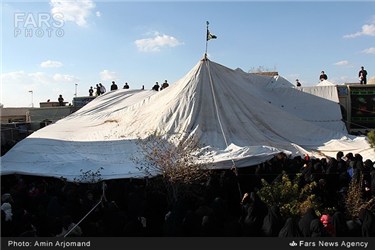 آئین سنتی برپایی چادر عزاداری امام حسین (ع) در سیرجان
