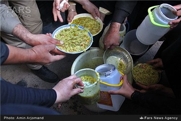 توزیع آش نذری در محل  آئین سنتی برپایی چادر عزاداری امام حسین (ع) در سیرجان