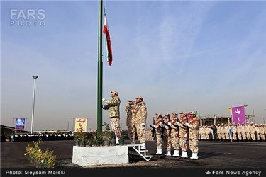 به اهتزاز دراوردن پرچم در صبحگاه مشترک نیروهای سپاه پاسداران در قزوین