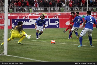 دیدار تیم های فوتبال تراکتورسازی و استقلال در ورزشگاه یادگار امام تبریز